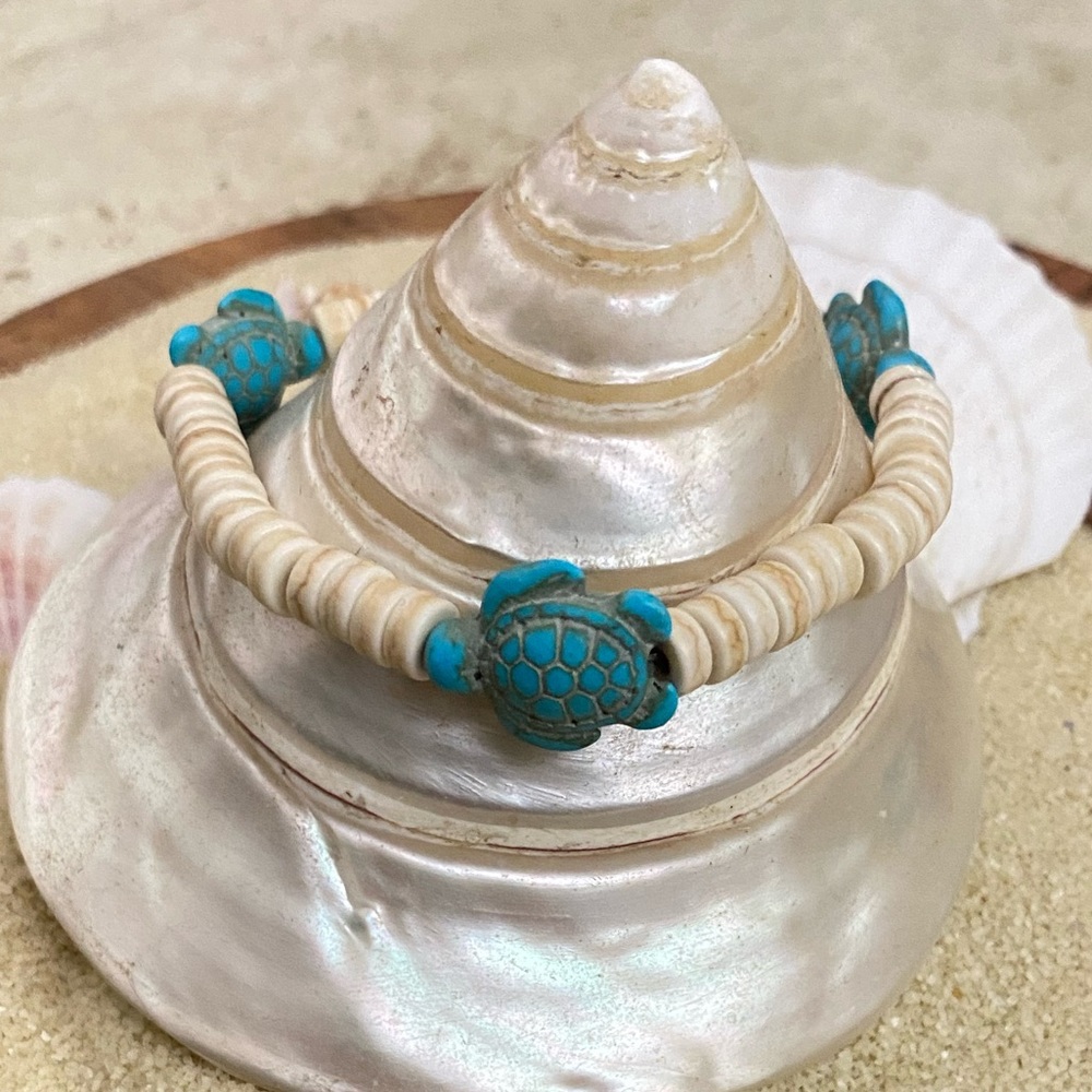 Beaded bracelet - puka shell beads beads with turquoise turtle beads